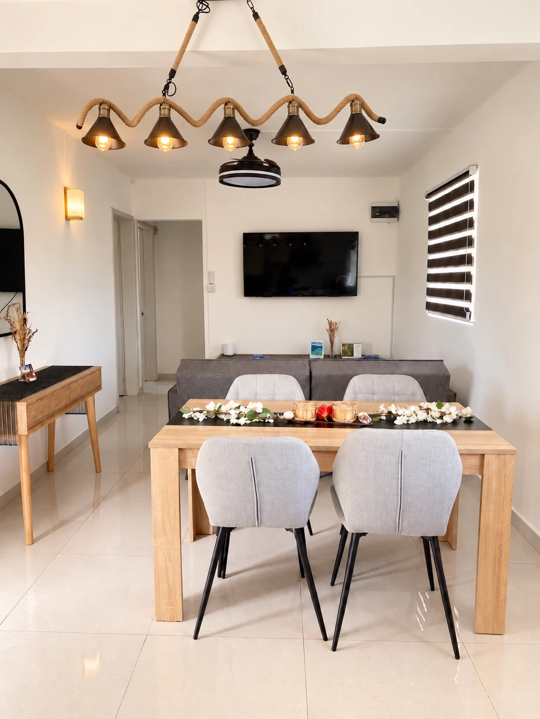 Espace repas avec vue sur le salon